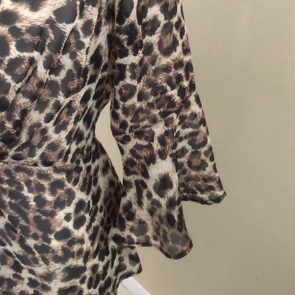 Women’s Leopard 🐆 Print Twist Front Sheer Tunic - Picture 9 of 10